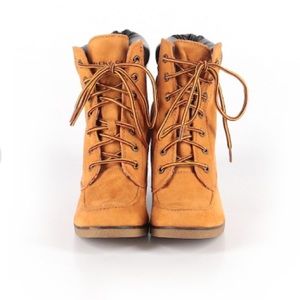 {Camel }•Lace-Up •Retro Booties